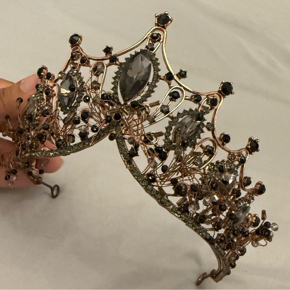 Elegant Black Crystal and Rose Gold Crown - Picture 3 of 8